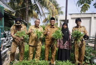 Wakil Wali Kota Depok, Imam Budi Hartono (tengah) bersama Kepala DKUM Depok, Mohamad Thamrin (kedua dari kiri), Plt. Camat Tapos, Tito Ahmad Riyadi (kiri) dan Lurah Cilangkap, Teguh Santoso (kanan) memanen kangkung di lahan KWT Wita Baskara lokus P2WKSS, RW 20 Kelurahan Cilangkap, Kecamatan Tapos, Senin (09/09/24).