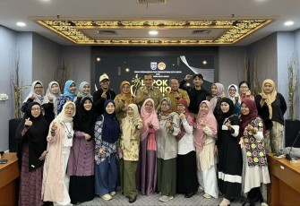Puluhan IKM Bidang Fashion Kota Depok bersama Kepala Disdagin Kota Depok, usai rapat koordinasi penyelenggaraan DEFF 2024 di Ruang Edelweis, Balai Kota, Senin (09/09/24).