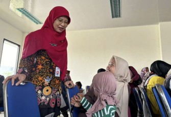 Kepala Dinkes Kota Depok Mary Liziawati (kiri) saat meninjau pendistribusian pangan lokal bergizi di Kelurahan Pondok Petir, Kecamatan Bojongsari, Jumat (13/09/24)