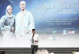 Wakil Wali Kota Depok Imam Budi Hartono memberikan sambutan dalam kegiatan Unjuk Bakat Duta Genre Kota Depok Tahun 2024 di Atrium Mall Pesona Square, Senin (16/09/24)
