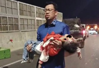 Muzzayin Arif calon Bupati Sinjai evakuasi korban laka maut di tol Reformasi Makassar, Rabu (25/9) malam