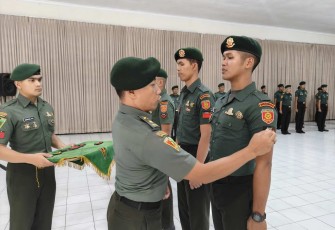 Dandenma Menarmed 2 Kostrad Mayor Arm Sumarsono saat kenaikan pangkat prajuritnya 
