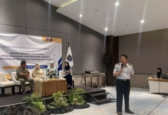 Kepala Bimkestik Dishub Kota Depok, Ari Manggala (berdiri) saat melakukan paparan kepada peserta pada sosialisasi terkait perparkiran di Hotel Santika, Selasa (15/10/24)