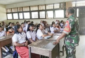 Danramil 02/Mempawah Hulu saat memberikan motivasi kepada para siswa 