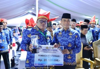 Ketum Korpri Prof Zudan bersama Syahriadi Al-Bugisyi saat menerima trophy dan penghargaan juara I lomba Doa MTQ Korpri VII Nasional di Palangkaraya 