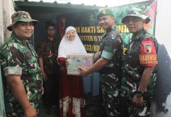 Pasiter Kodim 0833/Kota Malang Lettu Inf Kieswo saat menyalurkan bantuan sembako