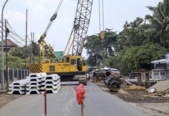 Alat berat pengerjaan proyek jalan tanah baru Depok 