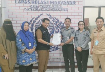 Kadis Dukcapil Sulsel Dr M Iqbal S Suhaeb menyerahkan biodata warga lapas binaan, Senin (25/11)