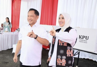 Mendagri Tito Karnavian beserta ibu usai menyalurkan hak pilih dalam pilkada 2024 di Jakarta, Rabu (27/11)
