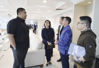 Menpora RI Dito Ariotedjo, menerima audiensi Grace Tahir bersama Ronald Kumalaputra di ruang kerjanya lantai 10 Kantor Kemenpora, Senayan, Jakarta, Kamis (5/12)