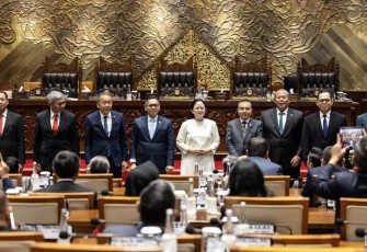 Ketua DPR RI Puan Maharani foto bersama usai menutup masa sidang DPR, Kamis (5/12)