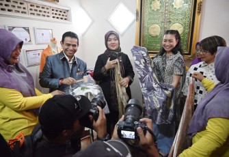 Wakil Ketua Komisi VII DPR RI, Chusnunia Chalim, bersama tim saat mengunjungi Desa Wisata Kampung Pangan Inovatif dan Kampung Songket 26 Ilir, di Palembang, Minggu (8/12)