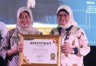 Kepala Disdukcapil Kota Depok Nuraeni Widayatti (kiri) saat menerima penghargaan Anugerah Inovasi Perangkat Daerah dalam rangkaian acara Depok Media Arts Summit 2024 dari Penjabat (Pj) Sekretaris Daerah (Sekda) Kota Depok Nina Suzana