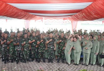 Danrem 023/KS Kolonel Inf Jansen P Nainggolan bersama prajuritnya di Kodim 0206/Dairi, Selasa (10/12)