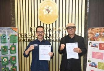 Soegiharto Santoso bersama wartawan senior Ferdinand L Tobing foto bersama usai mengirimkan surat kepada Ketua MA di Jakarta, Senin (9/12)