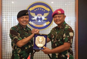 Danpuspenerbal Laksda TNI Sisyani Jaffar saat memberikan cenderamata 