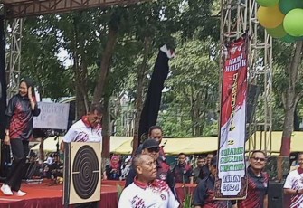 Pangdivif 2 Kostrad Mayjen TNI Susilo membuka lomba menembak dengan melepas balon udara, di Malang, Sabtu (21/12)