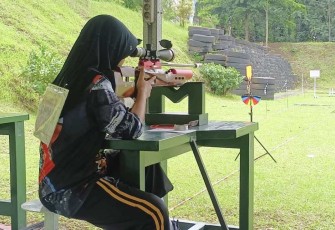 Peserta lomba menembak Pangdivif 2 Comrades Shooting Competition Cup 2024 katagori senapan angin di Vicadha Shooting Range Kampoeng Tentara, Singosari, Malang, Sabtu (21/12)ica