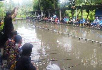 Mabar gurame kolam pancing Sumber Beling Karangploso, Kabupaten Malang, Minggu (29/12)