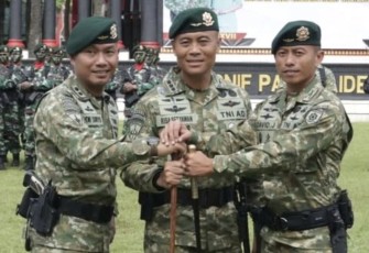 Danbrig 18 Kostrad Kolonel Inf Risa Wahyu Pudji Setiawan foto bersama usai sertijab Danyon 502 Kostrad, Jum'at (27/12)