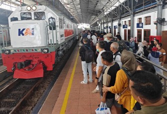 Penumpang di stasiun kereta api wilayah Daop 4 Semarang.