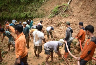  Warga dan relawan gotong-royong membersihkan material tanah longsor di Desa Menjing, Kecamatan Jenawi, Kabupaten Karanganyar.