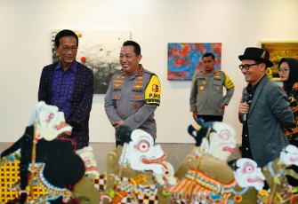 Kapolri Jenderal Polisi Drs. Listyo Sigit Prabowo dan Gubernur DIY Sri Sultan Hamengku Buwono X menghadiri acara seni rupa dan pentas seni musik di Jogja, Jumat (19/1/24).