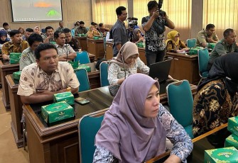 Admin pengelola data statistik se-Kabupaten Karanganyar mengikuti rakor Pengisian Data Daerah Dalam Angka, di Ruang Podang II Kantor Bupati Karanganyar.
