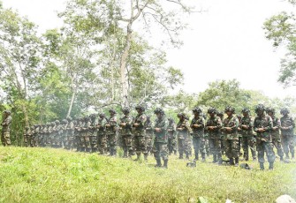 Siswa Kodiklatal saat salat berjamaah