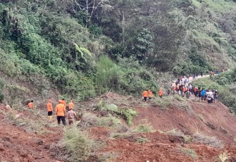 Tim gabungan dibantu warga berupaya melakukan pencarian korban di lokasi kejadian tanah longsor di Desa Bonglo, Kecamatan Bastem Utara, Kabupaten Luwu, Sulawesi Selatan pada Senin (26/2).