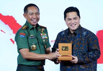 Panglima TNI Jenderal TNI Agus Subiyanto dan Menteri BUMN Erick Thohir