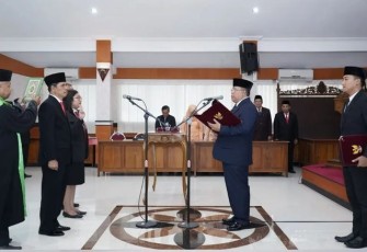 Walikota Blitar Santoso saat Lantik Pejabat Pemkot Blitar yang Dimutasi atau Dirotasi.