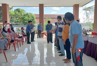 Walikota Blitar Santoso Secara Simbolis Bagikan Beras Kesejahteraan Daerah ke Warga Kelurahan Gedog Kecamatan Sananwetan (Foto : Faisal NR / Klikwarta.com)