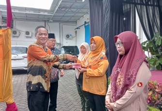 Ketua DPRD Kota Blitar Syahrul Alim Serahkan BLT DBHCHT untuk Buruh Pabrik Rokok yang Beroperasi di Kota Blitar (Foto : Faisal NR / Klikwarta.com)