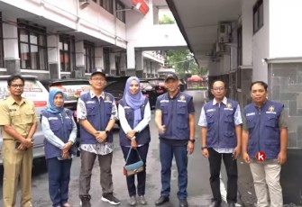 Sekda Kota Blitar Priyo Suhartono Didampingi Sejumlah Pejabat Pemkot Blitar Seusai Sidak Mobdin yang Tidak Boleh untuk Mudik dan Liburan Lebaran Tahun 2024 (Foto : Faisal NR / Klikwarta.com)