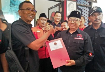 Ketua DPC PDIP Kabupaten Blitar Rijanto (pakai peci) Siap Maju Pilkada 2024 (Foto : Faisal NR / Klikwarta.com)