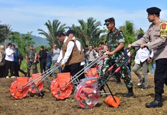 Mentan Amran saat Tanam Jagung di Aceh