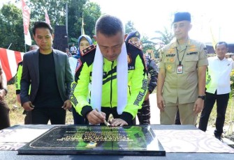 Kapolda Jatim Irjen Pol Imam Sugianto meresmikan sumur bor presisi di desa Kampak, Kabupaten Bangkalan