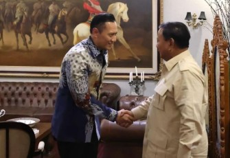 Menteri Agraria Tata Ruang /Kepala Badan Pertanahan Nasional (ATR/BPN) sekaligus Ketua Umum Partai Demokrat Agus Harimurti Yudhoyono (AHY) menyempatkan bertemu dengan Prabowo Subianto