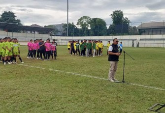 Kepala Disporyata Depok, Eko Herwiyanto saat memberikan sambutan pada acara pembukaan festival sepakbola pelajar antar kecamatan tingkat Kota Tahun 2024, Selasa (03/12/24)
