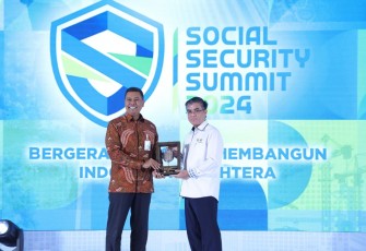 Menaker Yassierli menerima cenderamata dari Dirut BPJS Ketenagakerjaan di Jakarta, Selasa (26/11)