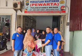 Ketua Pewarta Berbagi Sembako ke Kaum Dhuafa dan Janda