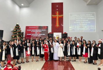 Personel Lanud Sultan Hasanuddin Serta Masyarakat saat Gelar Ibadah Natal di Gereja Katolik Bunda Maria dan Gereja POUK Lahai-Roi