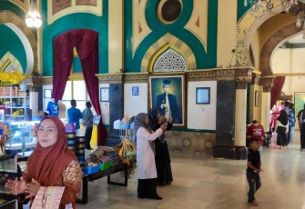 Istana Maimun salah satu objek wisata yang dibanjiri oleh masyarakat saat libur Natal dan Tahun Baru (Nataru) di Sumatera Utara, Medan, Jum'at (27/12/2024).