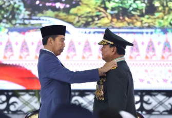 Presiden Joko Widodo saat memberikan gelar jenderal kehormatan Prabowo Subianto 