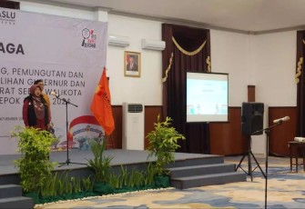 Pj Sekda Kota Depok, Nina Suzana, memimpin Apel Siaga Pengawasan masa tenang, pemungutan, dan penghitungan suara Pemilihan Gubernur dan Wakil Gubernur Jawa Barat serta Wali Kota dan Wakil Wali Kota Depok 2024 di Makara UI Sabtu (23/11/24).