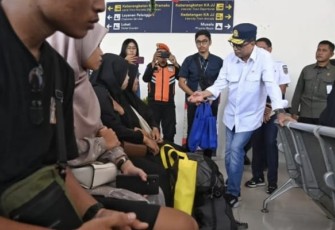 Menhub Budi Karya Sumadi saat meninjau stasiun kereta api di jalur selatan Jawa.