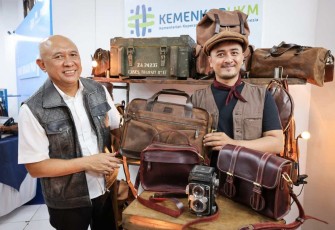 MenKopUKM, Teten Masduki, pada acara peresmian Rumah Produksi Bersama (RPB) Komoditas Kulit, di Kabupaten Garut, Jawa Barat, Sabtu (17/2).