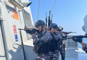 Prajurit TNI AL saat Latihan diatas KRI Sultan Iskandar Muda-367 di Perairan Teluk Benggala, Sabtu (17/02).