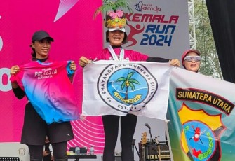 Personil Polda Sulut saat berada diatas panggung penerimaan piala